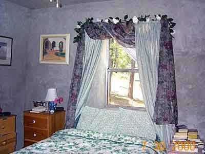 Textured walls and deep windowsills--how cozy!